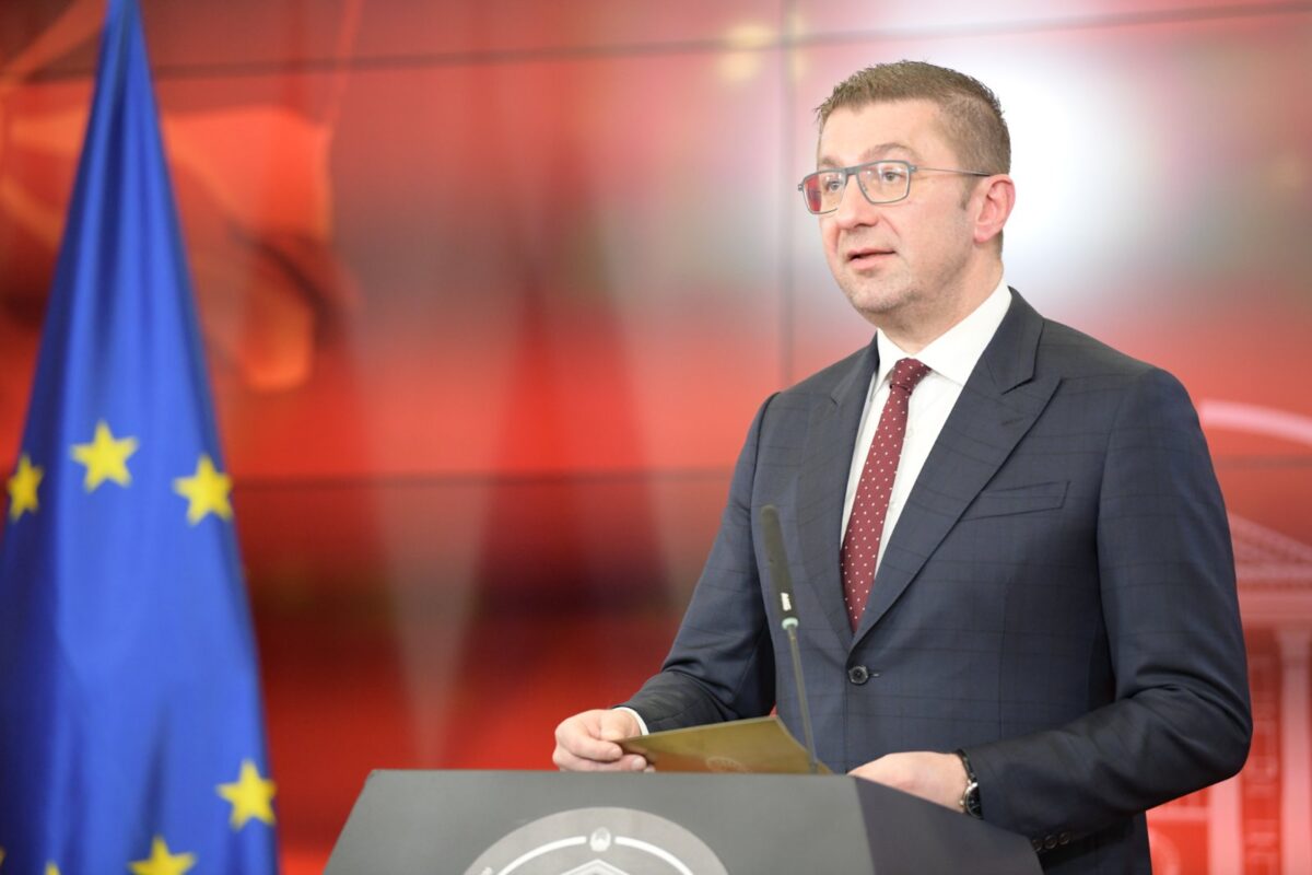 Мицкоски: Ќе се примаат 300 професионални војници, сите млади луѓе коишто сакаат да се вклучат ги повикувам да се пријават