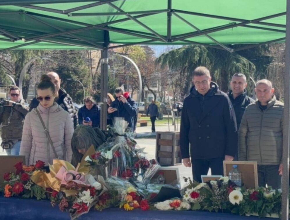 Мицкоски го посети Кочани и се потпиша во книгата на жалост