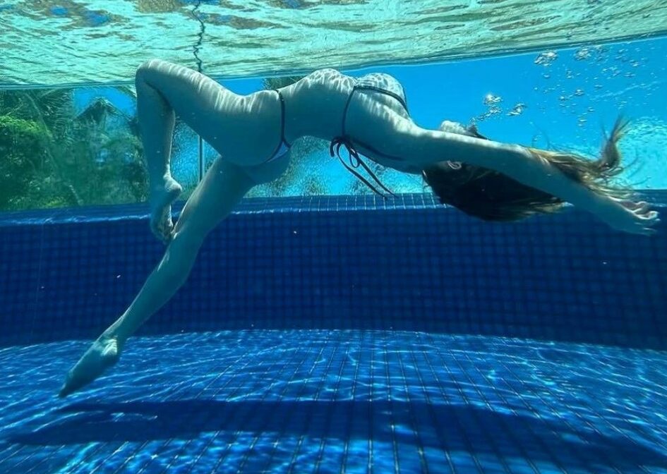 Најжешката актерка на денешницата позираше во базен: „Ти си вистинска сирена“