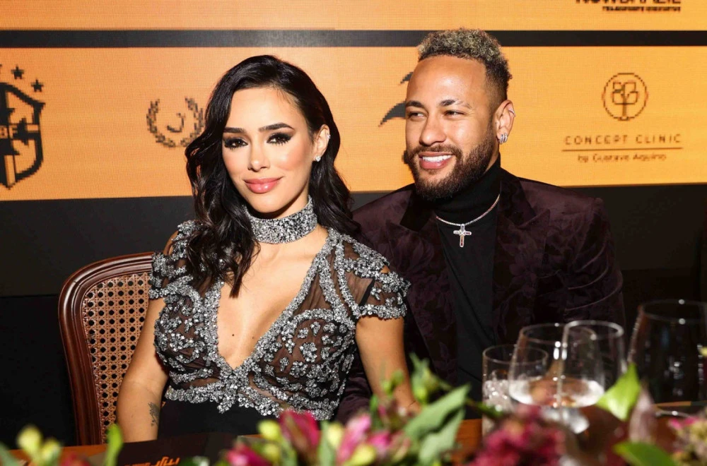 Нејмар никогаш не бил посреќен: ја изневерил 92 пати, а сега повторно ја бакнува пред светот