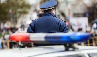 Обидувајќи се да избегне автобус, возач на автомобил удри во автобуска постојка во Русија – има тешко повредени, меѓу кои и дете