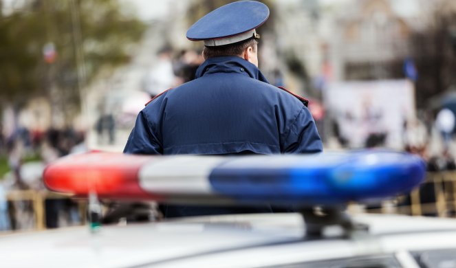 Обидувајќи се да избегне автобус, возач на автомобил удри во автобуска постојка во Русија – има тешко повредени, меѓу кои и дете