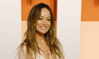 Оливија Вајлд прошета во проѕирен фустан на забавата по Оскарите