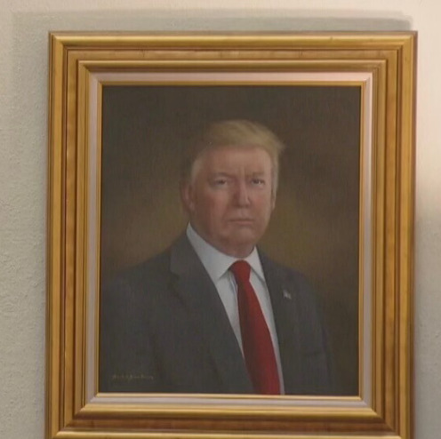Погледнете го Обама  а погледнете ме мене: Трамп  незадоволен од портретот насликан во негова чест