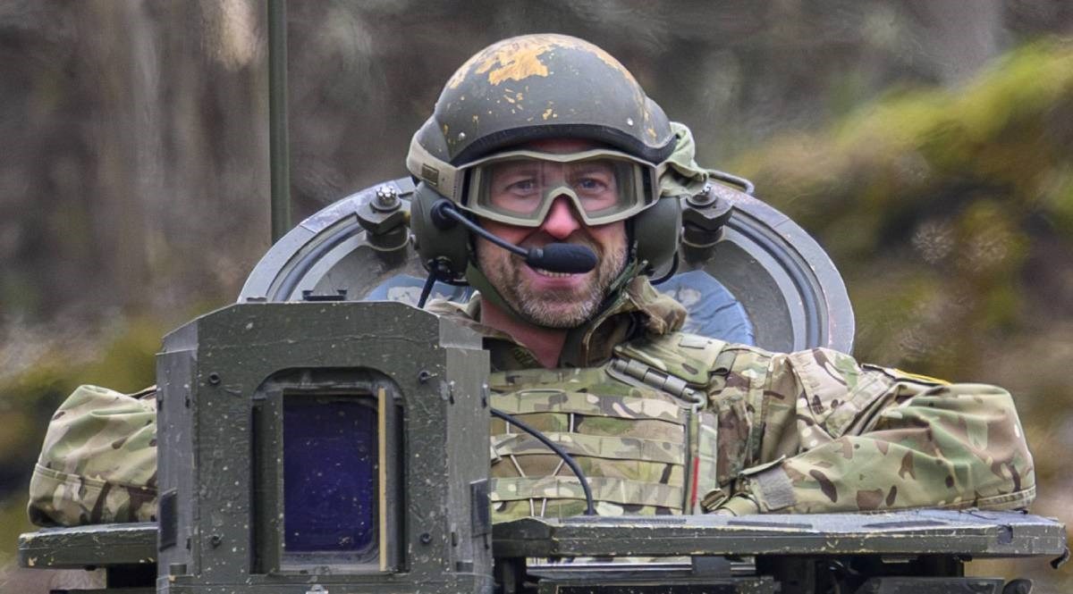 Принцот Вилијам на тенк во близина на границата со Русија