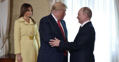 Путин му подари портрет на американскиот претседател
