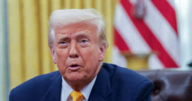 Трамп до Канаѓаните: Не ни требаат вашите автомобили, дрво и енергија, ќе дознаете наскоро