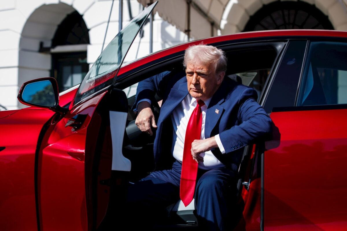 Трамп наметнува царина од 25% на милиони автомобили, тоа е огромен удар за Европа