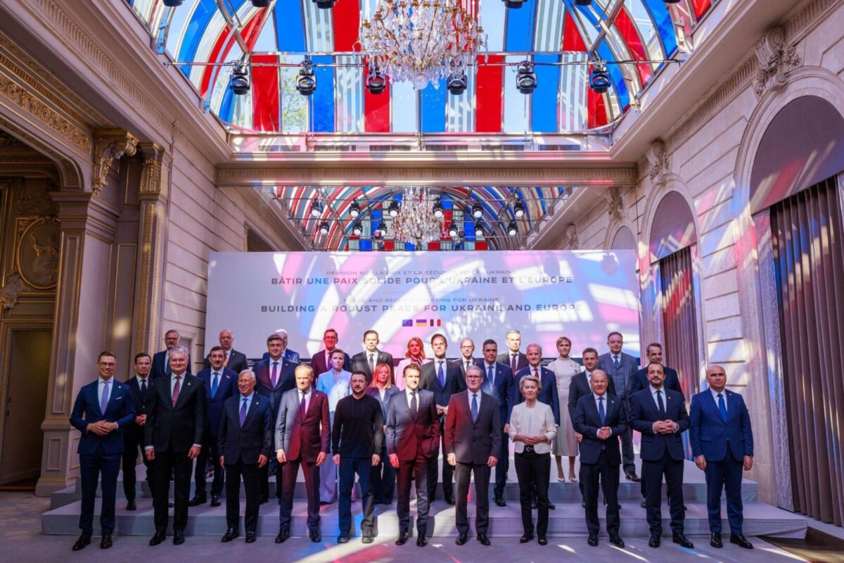 Фон дер Лајен во Париз: Зајакнувањето на Украина е почетна точка, на Европа ѝ треба долгорочен план