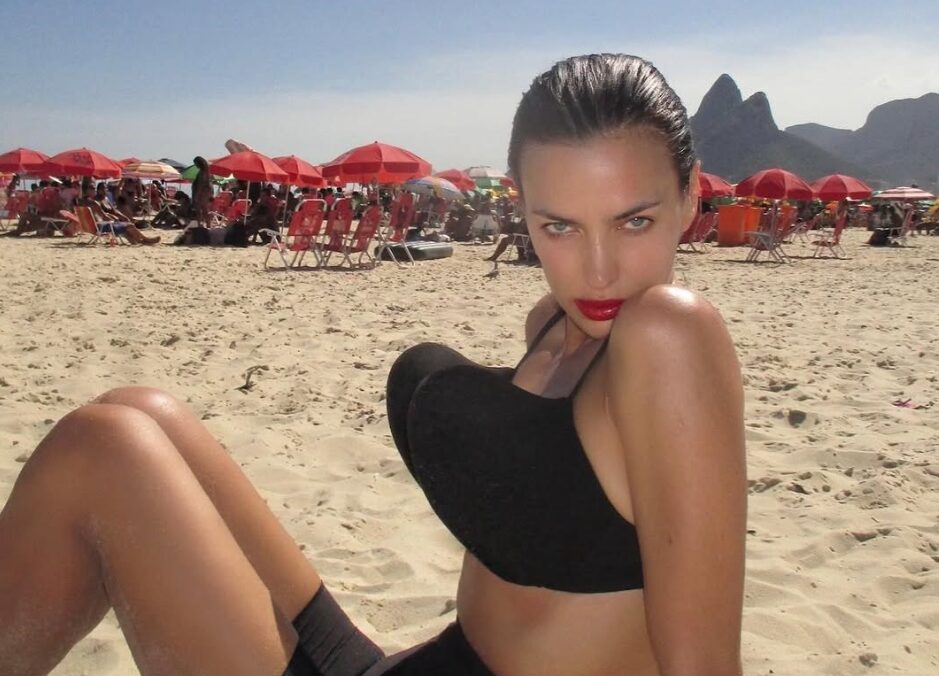 (Фото) Манекенка позираше во бизарен градник, луѓето ја исмејуваат