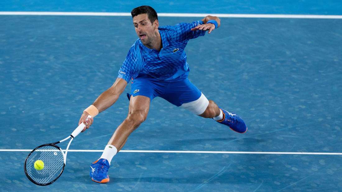 (Фото) Патиките направени во чест на 311. недели на Ѓоковиќ ставени на акукција