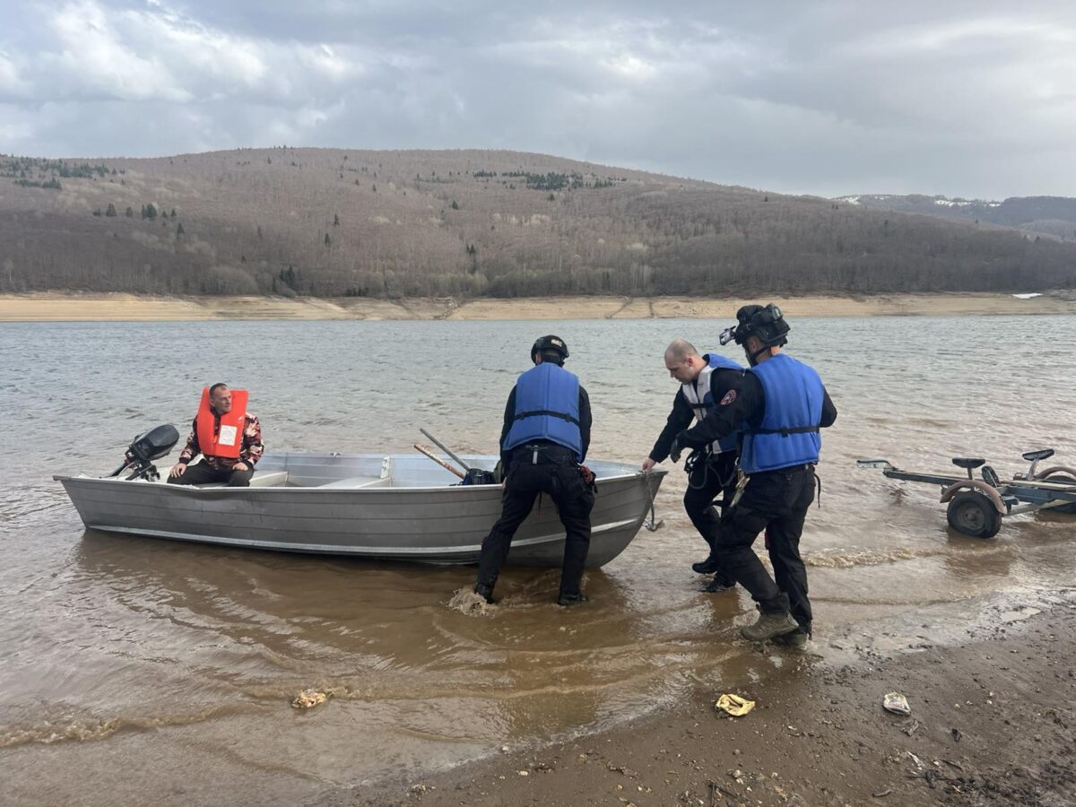 (Фото) Спасени се двете лица на кои им се преврте чамецот во Мавровското езеро