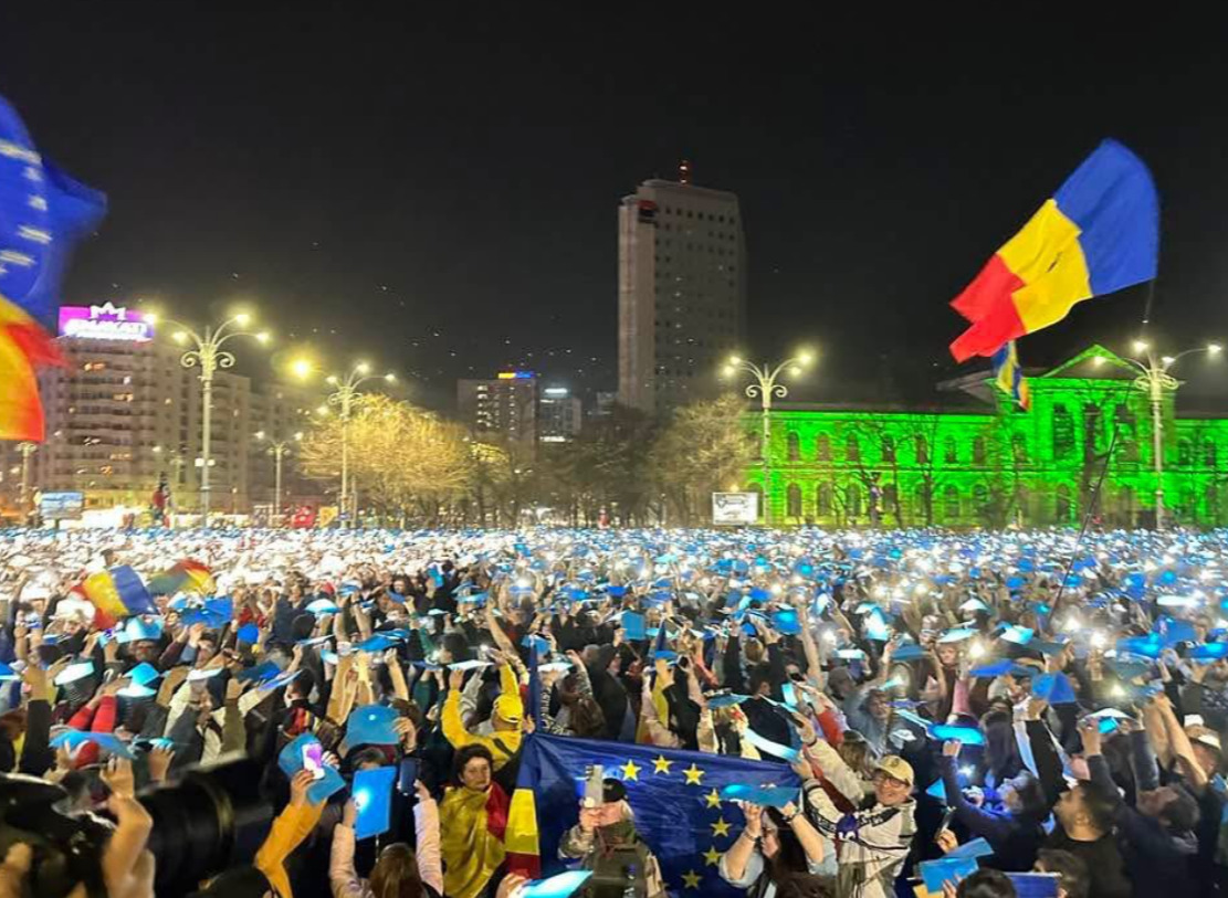 (Фото+видео) Над 10.000 Романци протестираа за да покажат поддршка за Европа во услови на изборни тензии