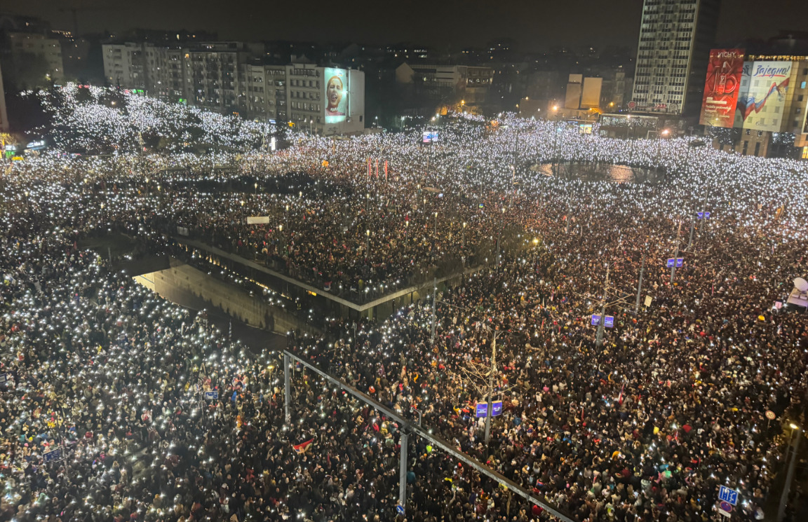 (Фото+видео) Над 500.000 луѓе излегоа на протестот во Белград, пишуваат српските медиуми