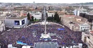 (Фото+видео) Повеќе од 30.000 луѓе на проевропски демонстрации во Рим