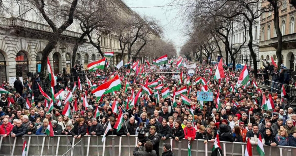 (Фото+видео) Повеќе од 50.000 луѓе излегоа на улиците на Будимпешта да протестираат против Орбан