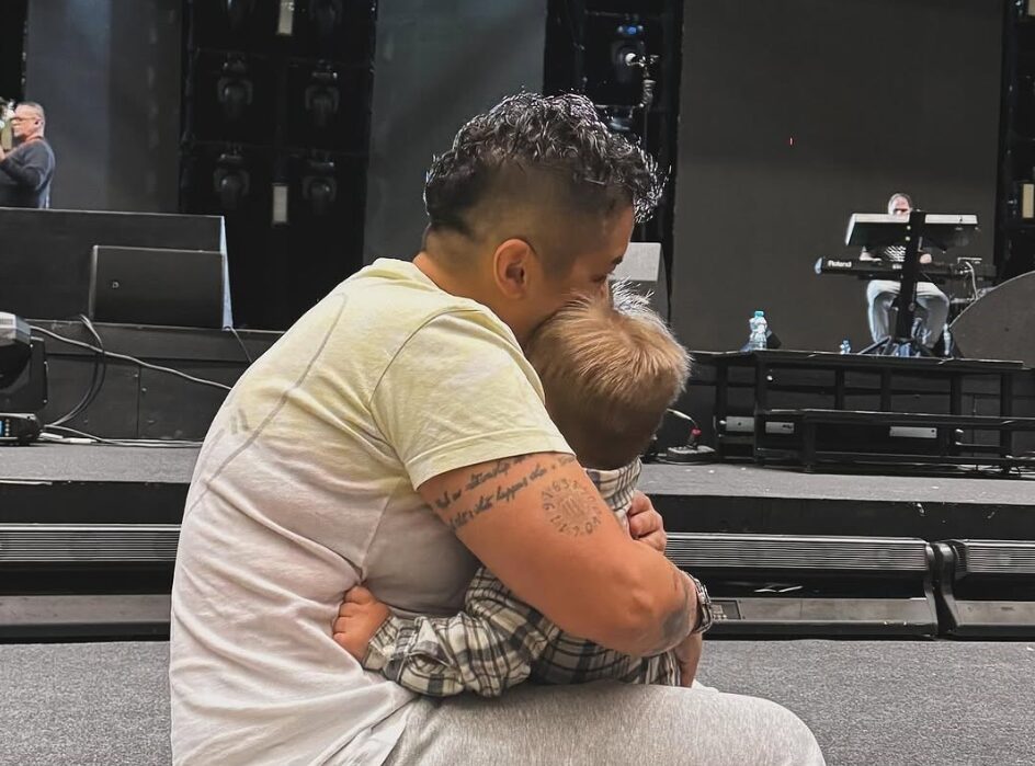 Шерифовиќ објави нова фотографија со синот: Се гушкавме 15 минути, батериите се на 90%