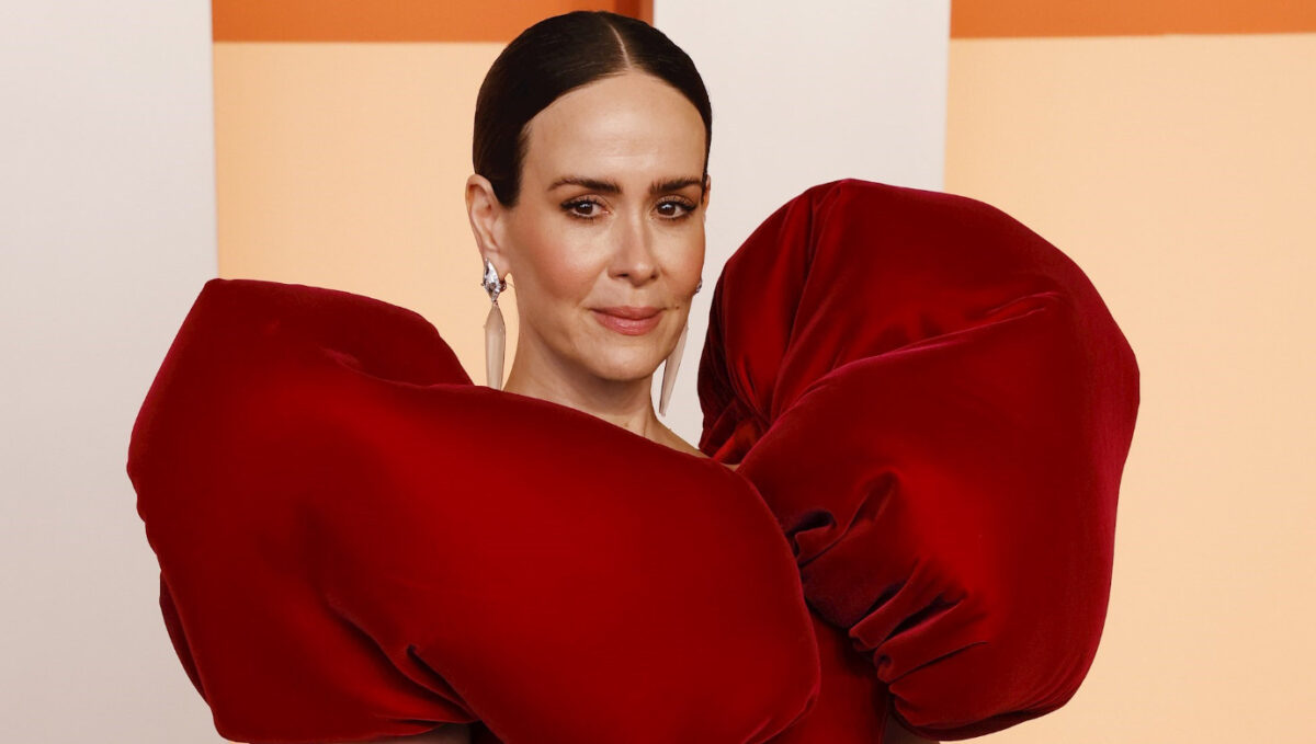 „Изгледа како воздушно перниче“ - фустанот на Сара Полсон ги привлече погледите на забавата по Оскарите