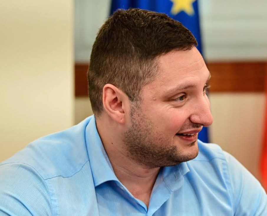 „Нема да дозволам да бидам месо за јавен линч”, Јон Фрчкоски се повлече од позицијата директор на Центарот за истражување и анализи на СДСМ
