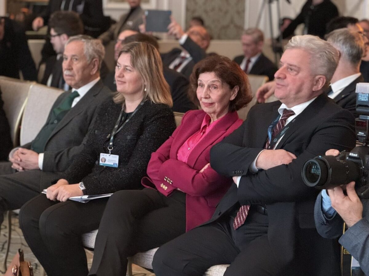 „Огромен интерес и внимание за македонската делегација на глобалниот самит во Баку“: Сиљановска и Божиновска во центарот на глобалните дискусии