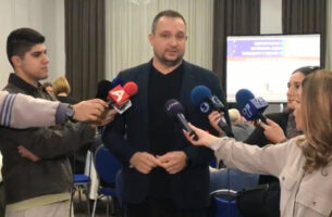 „Трендафилов ги манипулира работниците, отвара теми на кои СДС, ДУИ и Левица се лепат со предлози и наводни решенија“, велат од ВМРО-ДПМНЕ