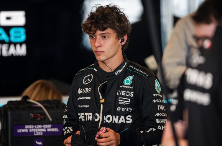 18-годишникот на Мерцедес собори два рекорди на Ферстапен