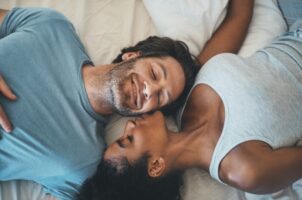 Ќе ги вртите околу малиот прст: мажите родени во овие 3 знаци слепо им веруваат на жените