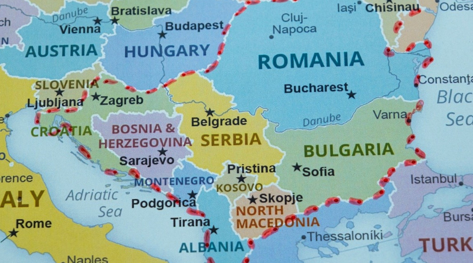 Британија предупредува на амбициите на Путин на Западен Балкан: „Тоа е нова жешка точка“