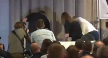 (Видео) Австралискиот премиер падна од бината додека позираше пред фотографите