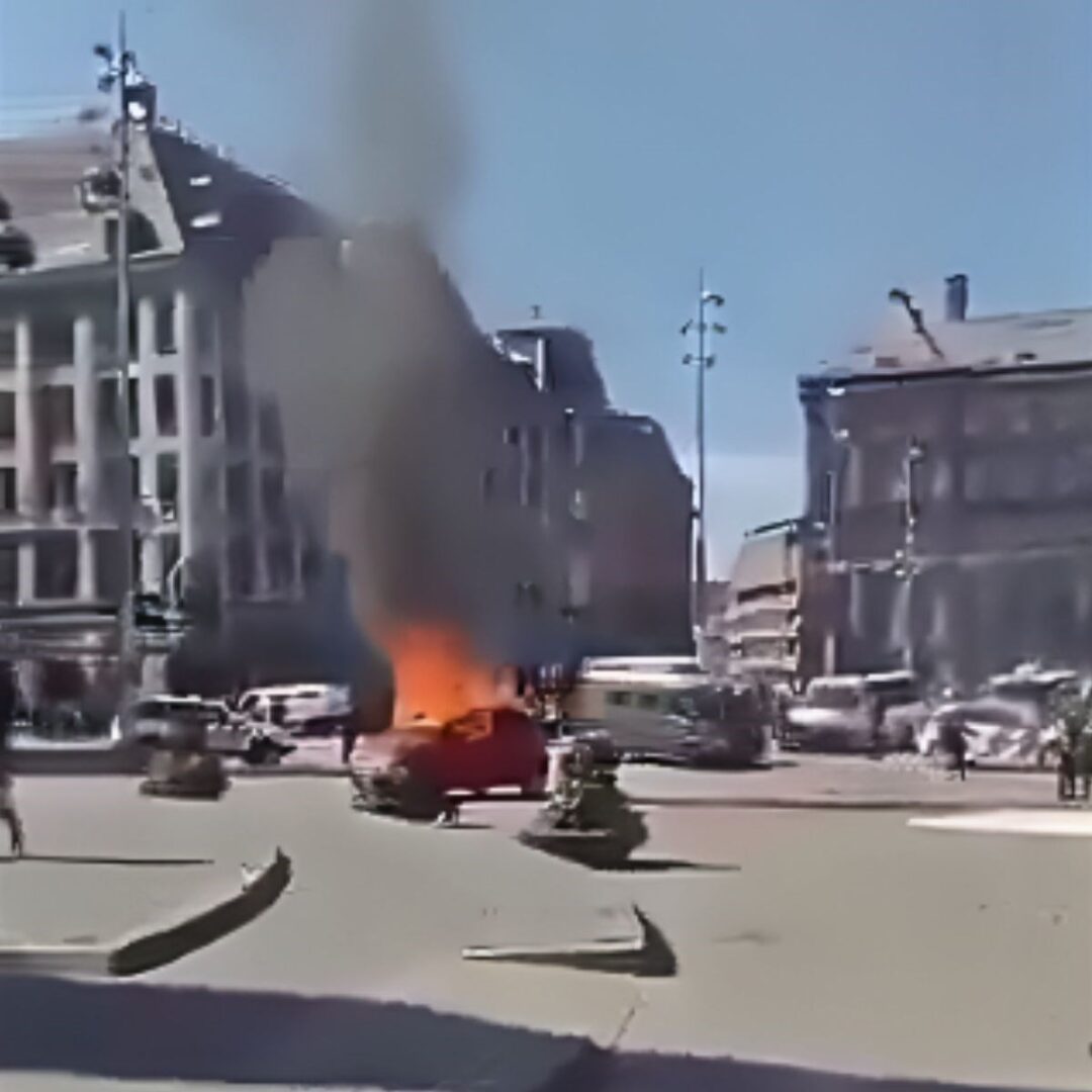 (Видео) Автомобил експлодира во центарот на Амстердам