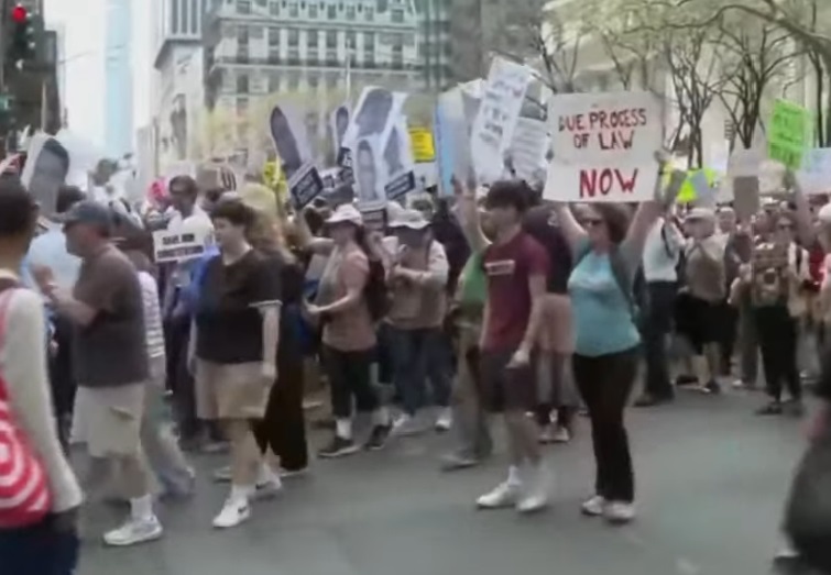 (Видео) Американците протестираа против Трамп во сите 50 држави