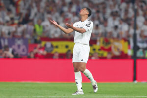 (Видео) Белингем: Кажи му дека сите одлуки ги носи во корист на Барселона