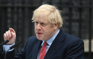 (Видео) Борис Џонсон го нападна ној