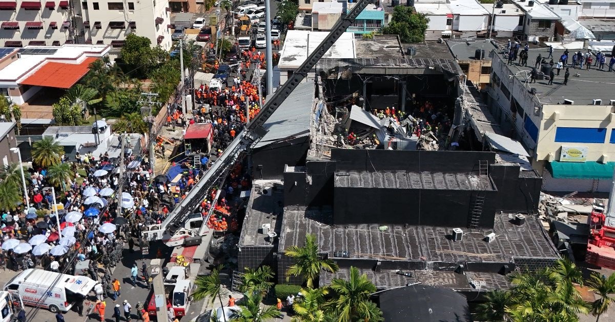 (Видео) Во уривањето на покривот на ноќниот клуб загинаа 124 лица, меѓу нив и славна пејачка во Доминиканската република