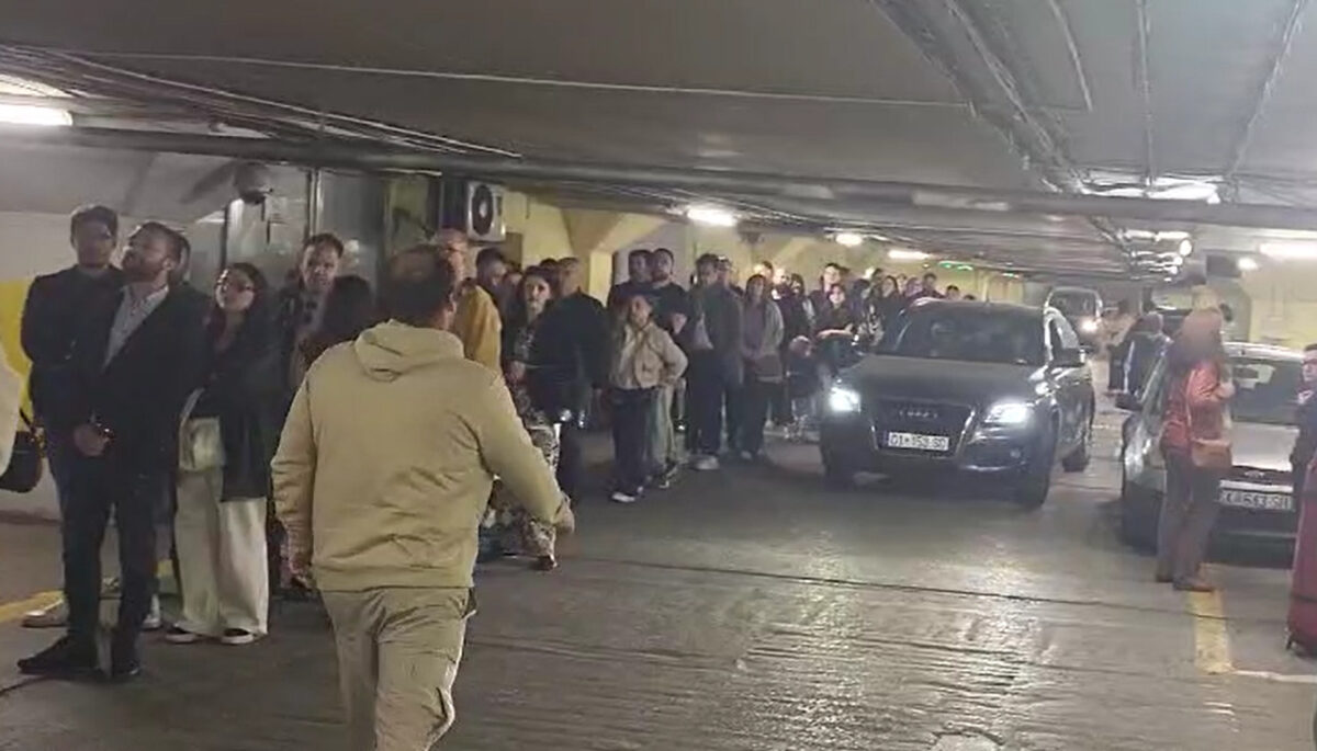 (Видео) Граѓани со часови се заглавени во подземниот паркинг на ГТЦ оти автоматите за наплата не работат, а службите се отстутни
