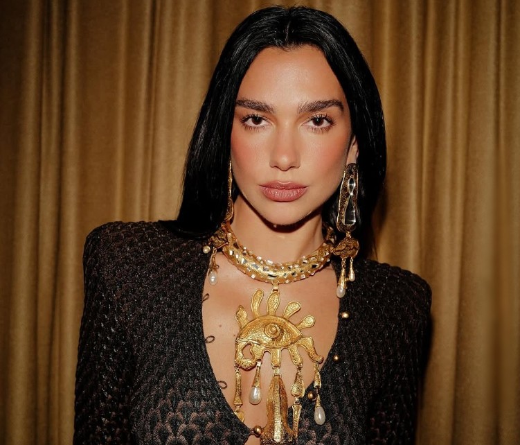 (Видео) Дуа Липа блесна во проѕирен мрежест фустан, носеше и впечатлив накит