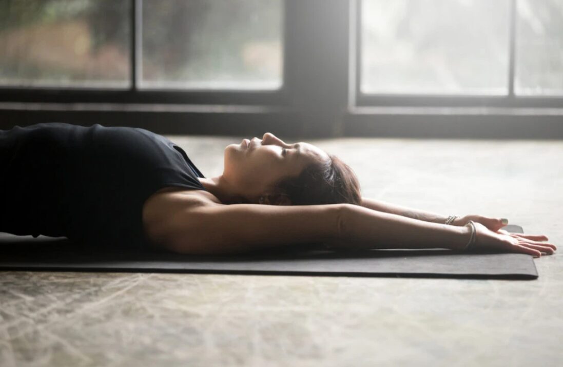 (Видео) Едно движење прави чуда: овој трик од 5 секунди го ублажува стресот и напнатоста