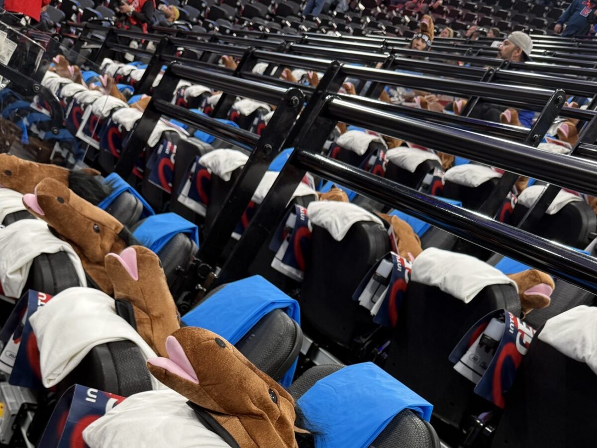 (Видео) Клиперсите го пречекаа Јокиќ со коњски глави