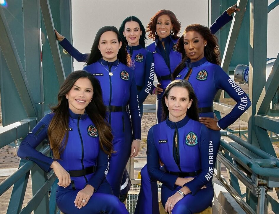 (Видео) Лорен, Кејти и уште четири жени летаат во вселената: ги покажаа своите одела и како течат подготовките