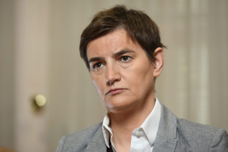(Видео) Нападнат декан на факултет во Нови Сад; Брнабиќ: Кој сака да живее во ваква држава?