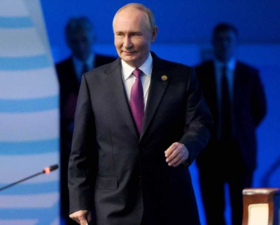 (Видео) Невролозите објаснуваат зошто Путин секогаш оди со вкочанета десна рака