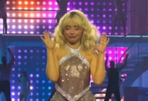 (Видео) Сабрина Карпентер предизвика бура со изведба на нова 18+ поза на сцената