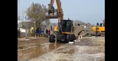 (Видео) Темпирана бомба е пат во Грција изграден врз поток – „Стравуваме секојпат кога паѓа дожд“