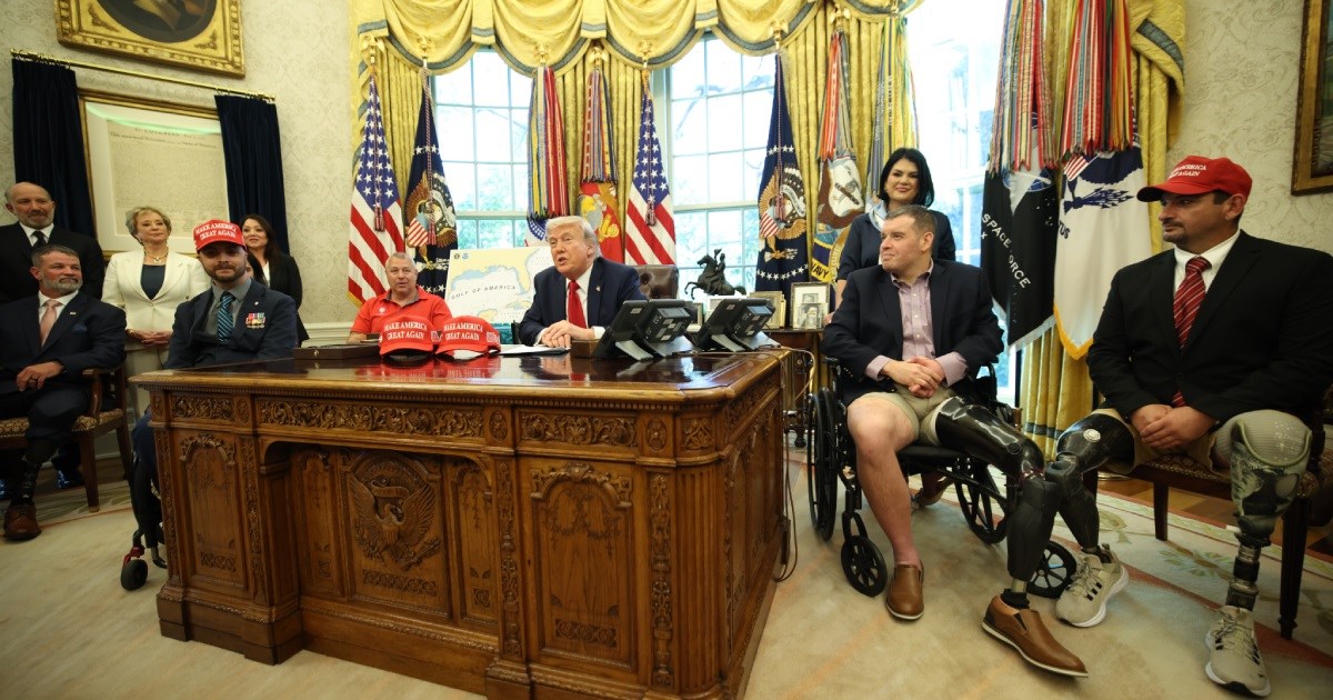 (Видео) Трамп до американски ветеран без нозе: Значи те погодија, прекрасно