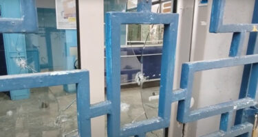 (Видео) Фрлени две рачни бомби врз пошта во Косово, едната експлодирала