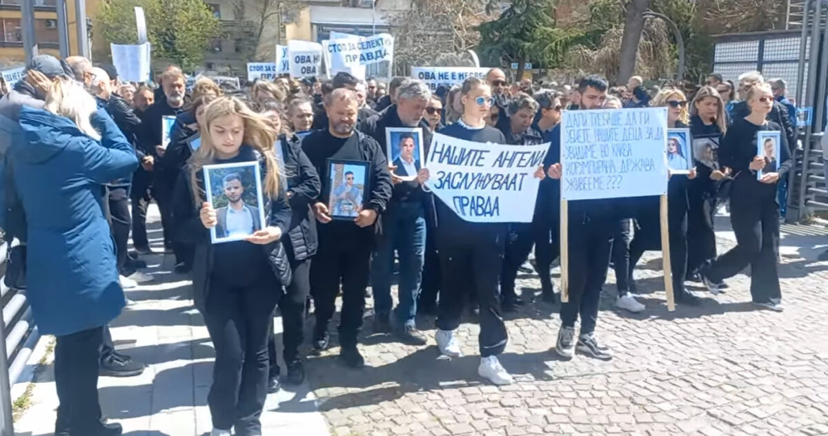 (Видео) „Задоцнета реакација“ – протест на семејствата на загинатите во трагичниот пожар во дискотеката „Пулс“