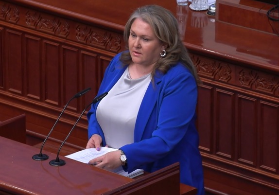 (Видео) „Ново нормално со Тошковски – во двор на полициска станица испукани 60 куршуми“, рече Петровска
