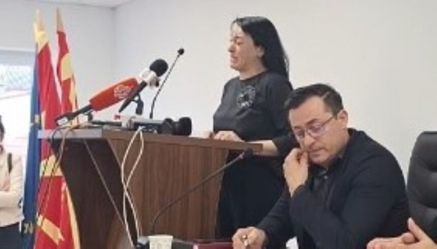 (Видео) „Сите идеали не се вредни колку солзите на едно дете“ со насолзени очи советничка во Кочани си поднесе оставка