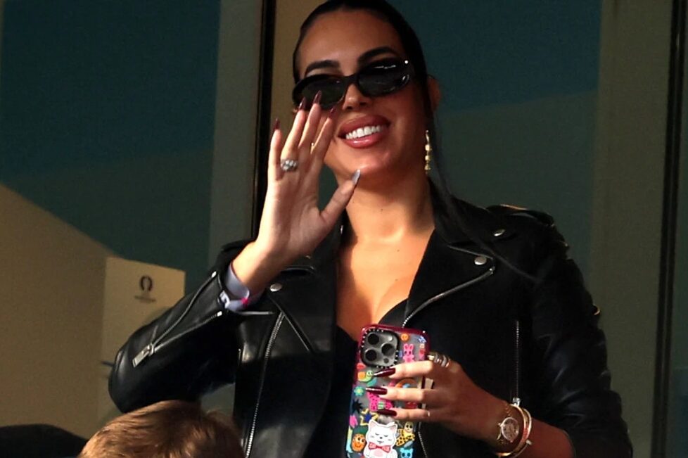 Георгина во минијатурно бикини: „Еден ден хиџаб, следниот ден полугола“