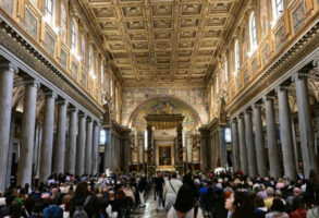 Голем број верници се собраа во Рим за да му оддадат почит на папата: „Тој беше посебен, на сите христијани ќе им недостига“